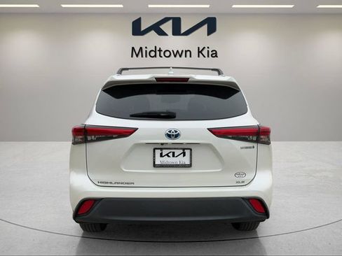 Used 2020 Toyota Highlander XLE AWD/4WD image 4