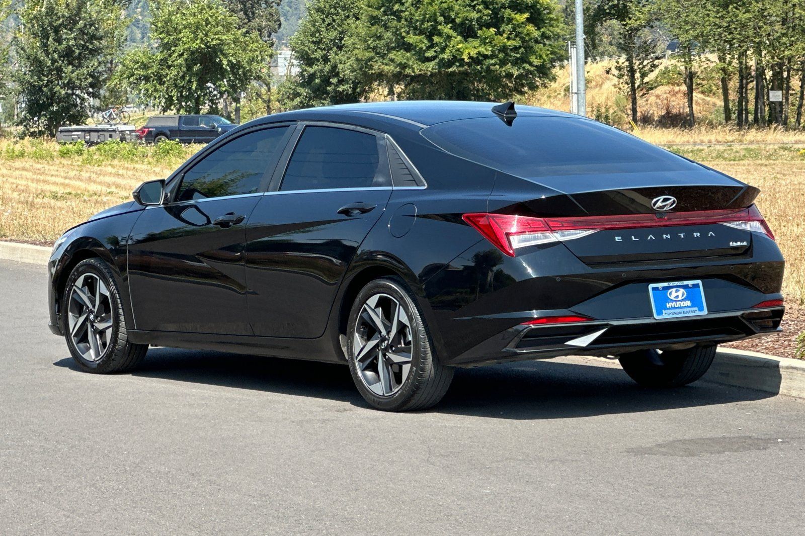 Used 2022 Hyundai Elantra Limited w/ Cargo Package FWD image 5