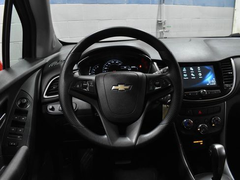 Used 2017 Chevrolet Trax LT w/ Sun & Sound Package FWD image 9