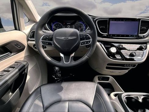 Used 2024 Chrysler Pacifica Touring-L FWD image 8