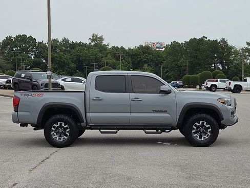 Used 2020 Toyota Tacoma TRD Off-Road w/ TRD Premium Off Road Package AWD/4WD image 6