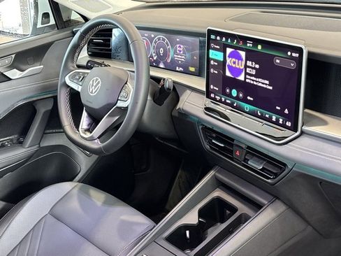 Used 2025 Volkswagen Tiguan SE image 29