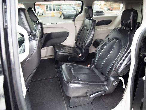 Used 2023 Chrysler Pacifica Touring-L image 21