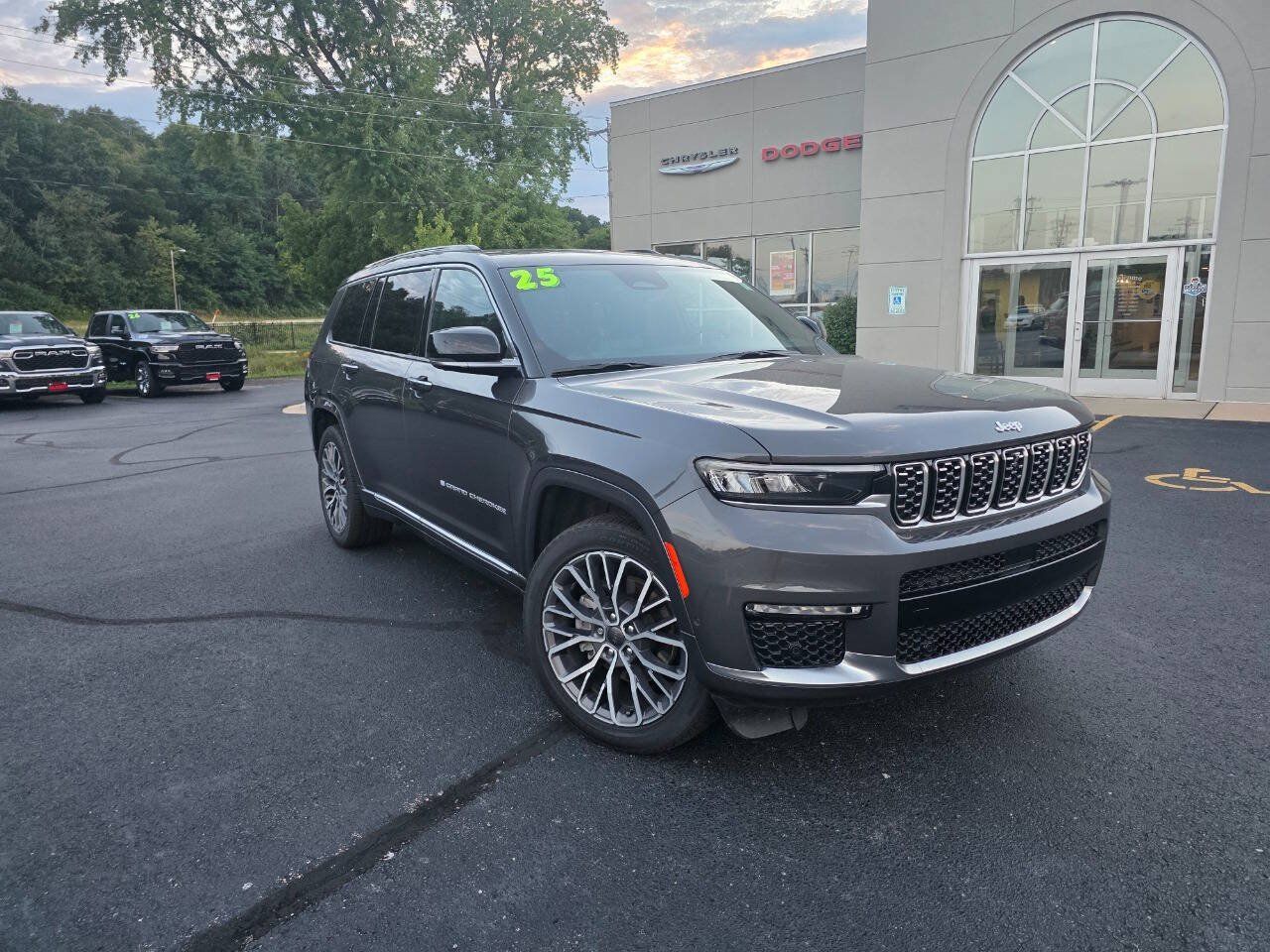 Used 2025 Jeep Grand Cherokee L Summit AWD/4WD image 3