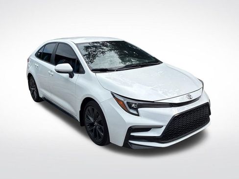 Used 2024 Toyota Corolla SE FWD image 2
