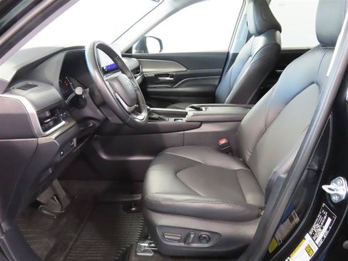 Used 2025 Toyota Grand Highlander AWD image 17