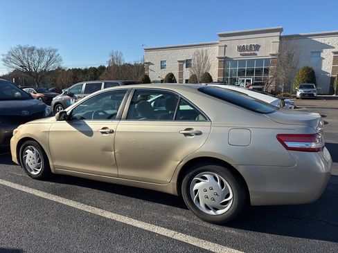 Used 2010 Toyota Camry LE image 3
