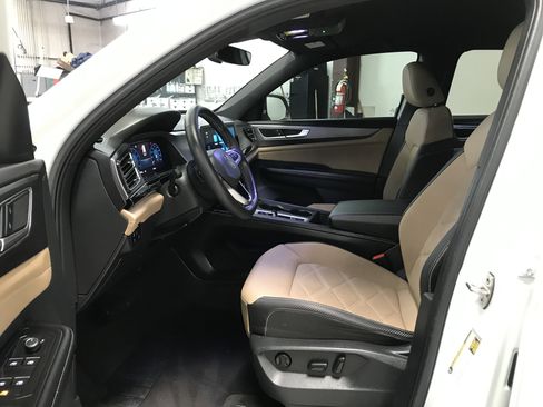 Used 2024 Volkswagen Atlas Cross Sport SE FWD image 8
