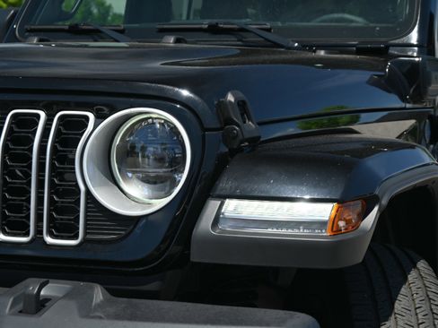Used 2025 Jeep Wrangler Unlimited Sahara w/ Safety Group AWD/4WD image 6