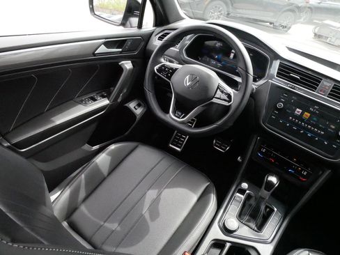 Used 2024 Volkswagen Tiguan SE R-Line w/ MDO Package, Two-Row AWD/4WD image 9