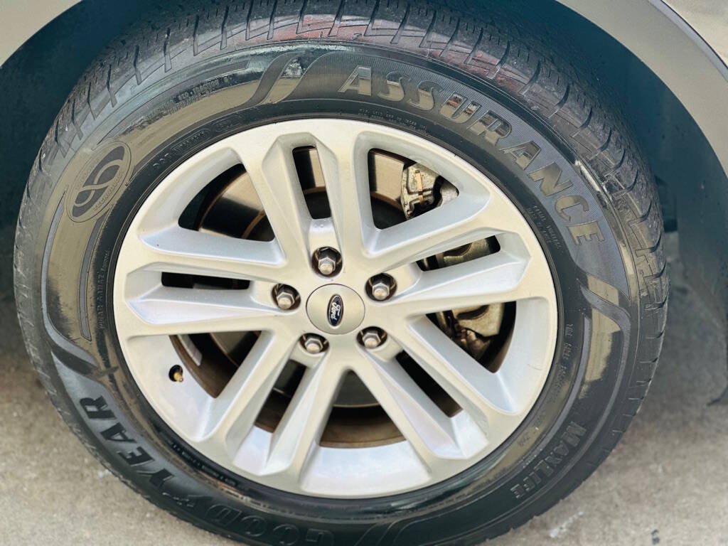 Used 2017 Ford Explorer XLT FWD image 4