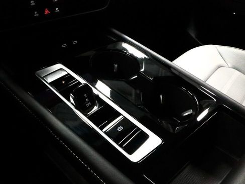 Used 2025 Volkswagen Atlas Cross Sport SEL R-Line image 30