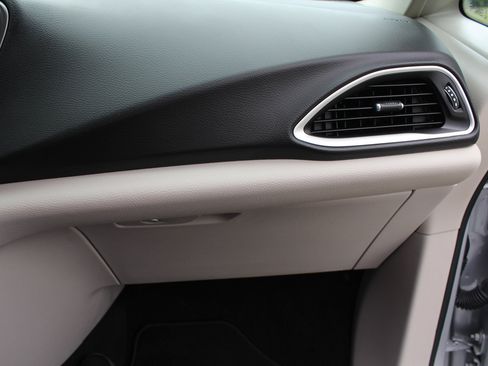 Used 2024 Chrysler Pacifica Select image 54