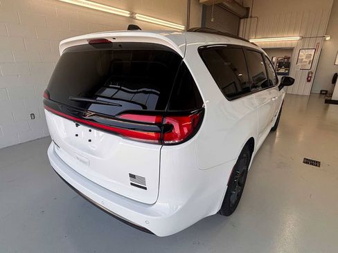 New 2027 Chrysler Pacifica Select FWD image 8