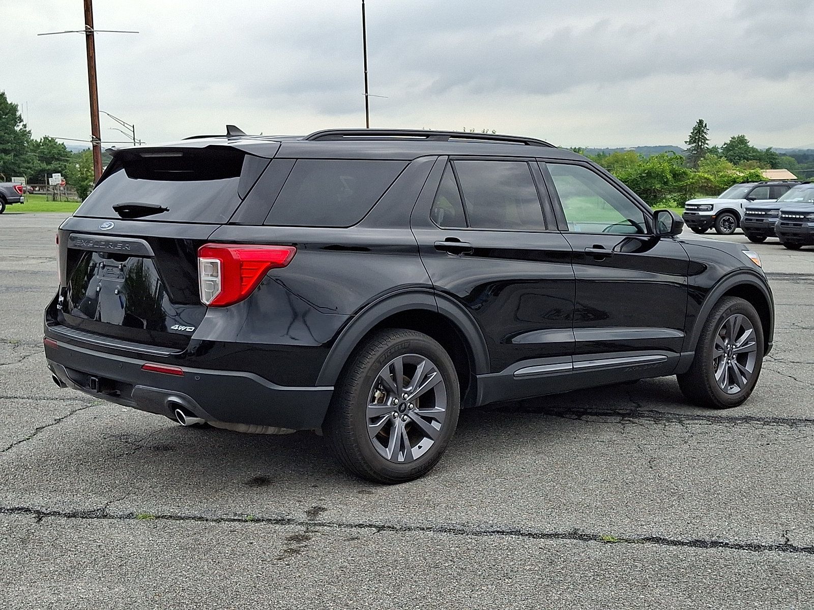 Used 2023 Ford Explorer XLT w/ Equipment Group 202A AWD/4WD image 6