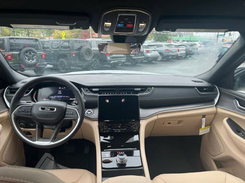 New 2025 Jeep Grand Cherokee Limited image 16