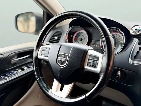 Used 2012 Dodge Grand Caravan SXT w/ UConnect Hands-Free Group FWD image 28