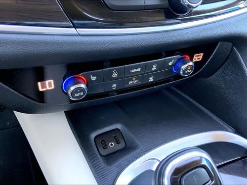 Used 2019 Buick Enclave Essence FWD image 34