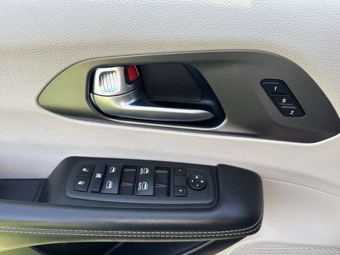 Used 2023 Chrysler Pacifica Touring-L image 13