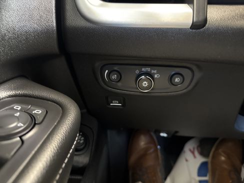 Used 2024 GMC Terrain SLT image 31