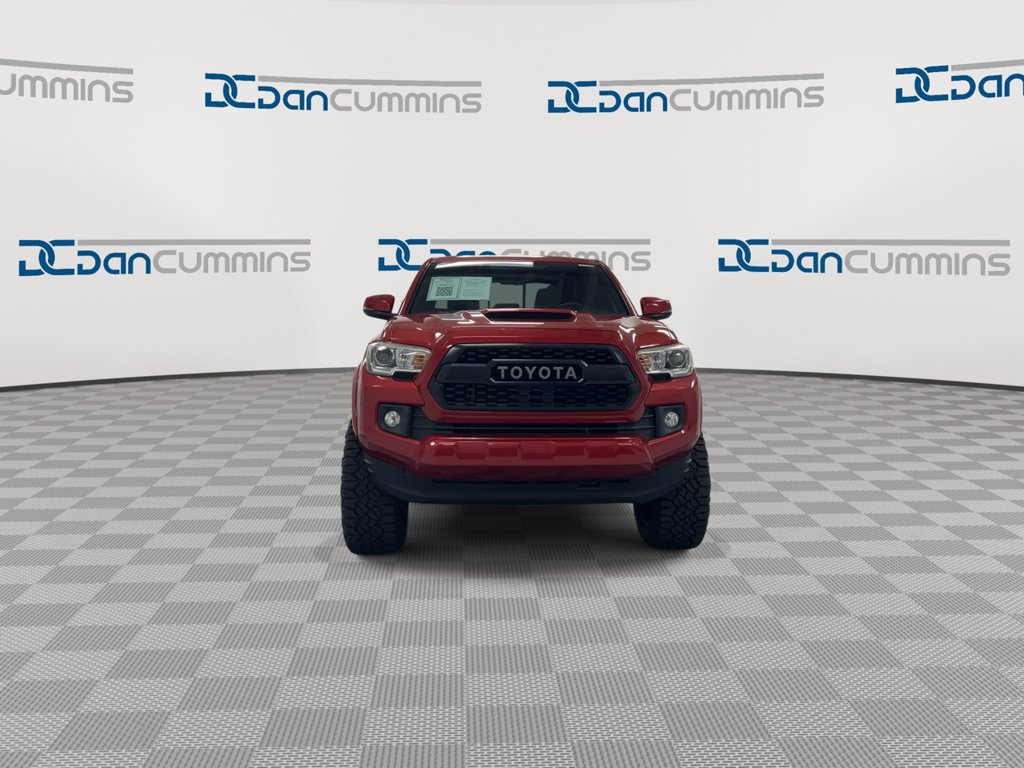 Used 2017 Toyota Tacoma TRD Sport AWD/4WD image 3