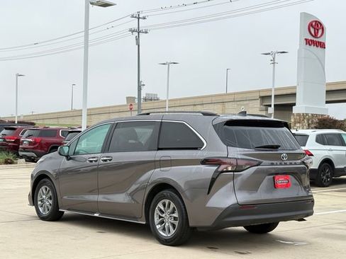 Used 2024 Toyota Sienna XLE image 8