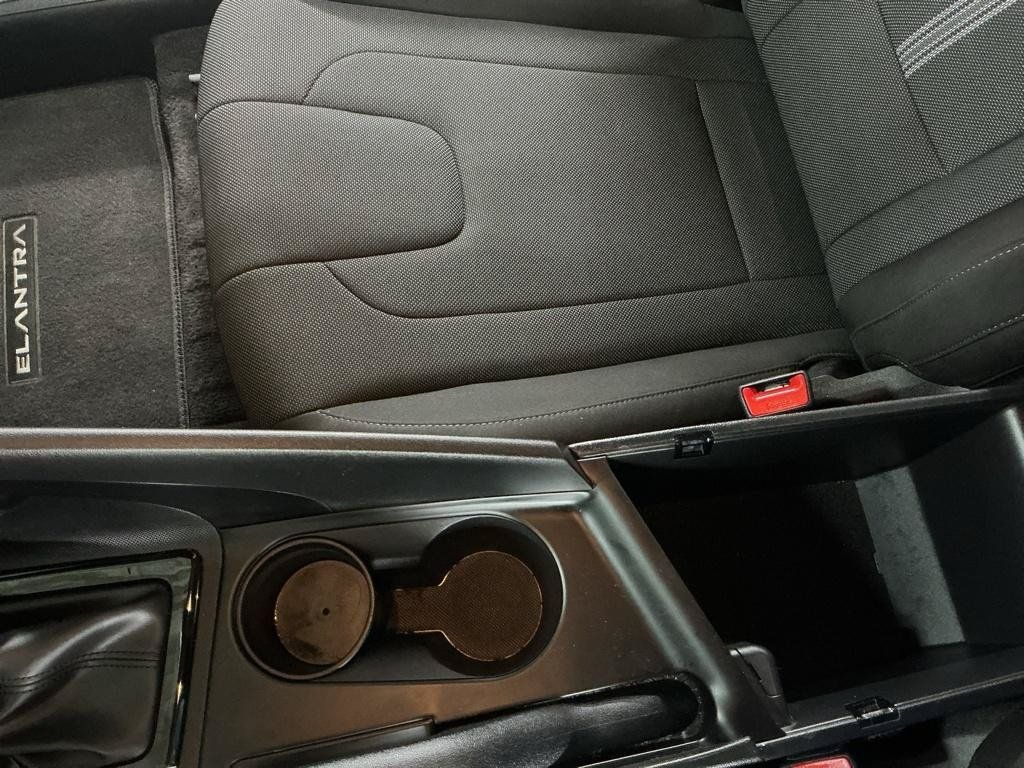 Certified 2025 Hyundai Elantra SE FWD image 8
