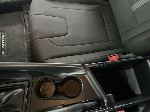 Certified 2025 Hyundai Elantra SE FWD image 8