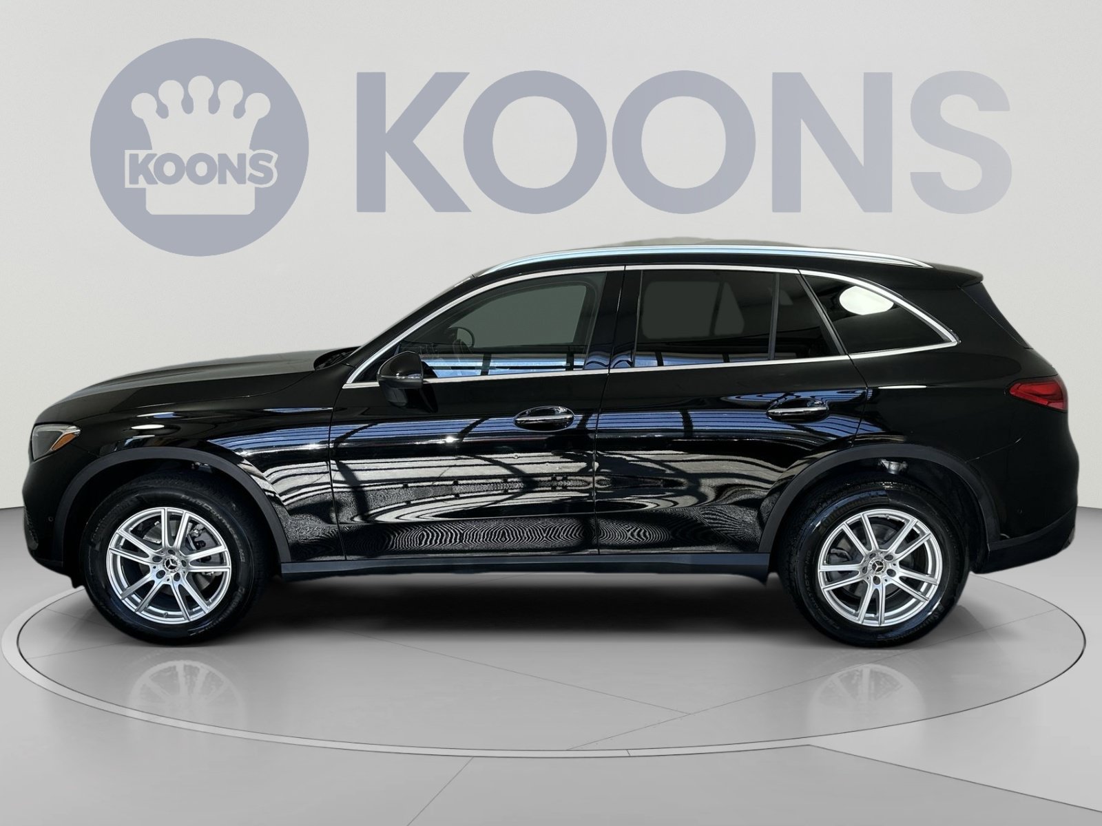 Used 2023 Mercedes-Benz GLC 300 4MATIC image 2