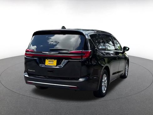 Used 2024 Chrysler Pacifica Touring-L FWD image 11