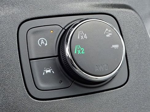 Used 2023 Chevrolet Traverse LT image 28