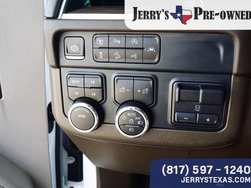 Used 2025 Chevrolet Suburban LT w/ Comfort Package AWD/4WD image 16