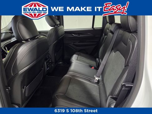 New 2025 Jeep Grand Cherokee Altitude image 10