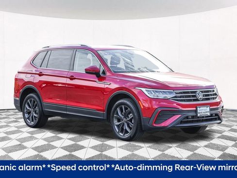 Used 2022 Volkswagen Tiguan SE w/ Panoramic Sunroof Package image 11
