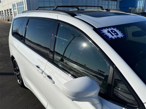 Used 2019 Chrysler Pacifica Touring-L Plus w/ Advanced Safetytec Group image 11