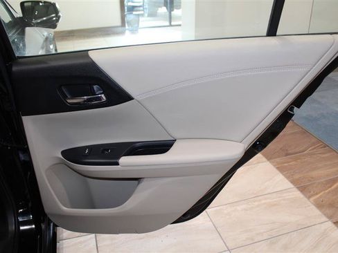 Used 2017 Honda Accord Touring image 33