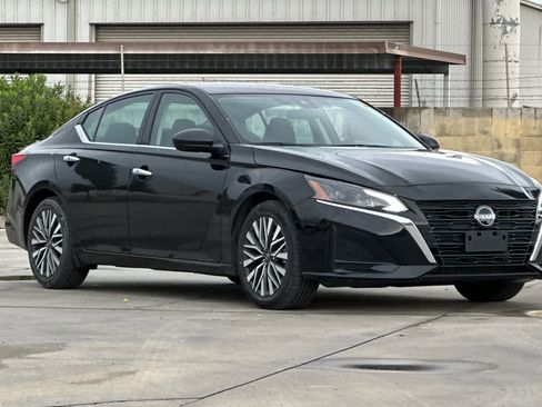 Used 2024 Nissan Altima 2.5 SV image 10