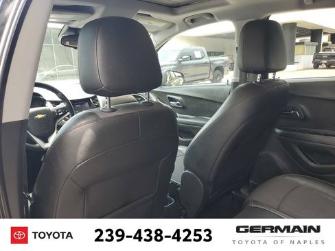 Used 2020 Chevrolet Trax LT w/ Sun & Sound Package FWD image 23