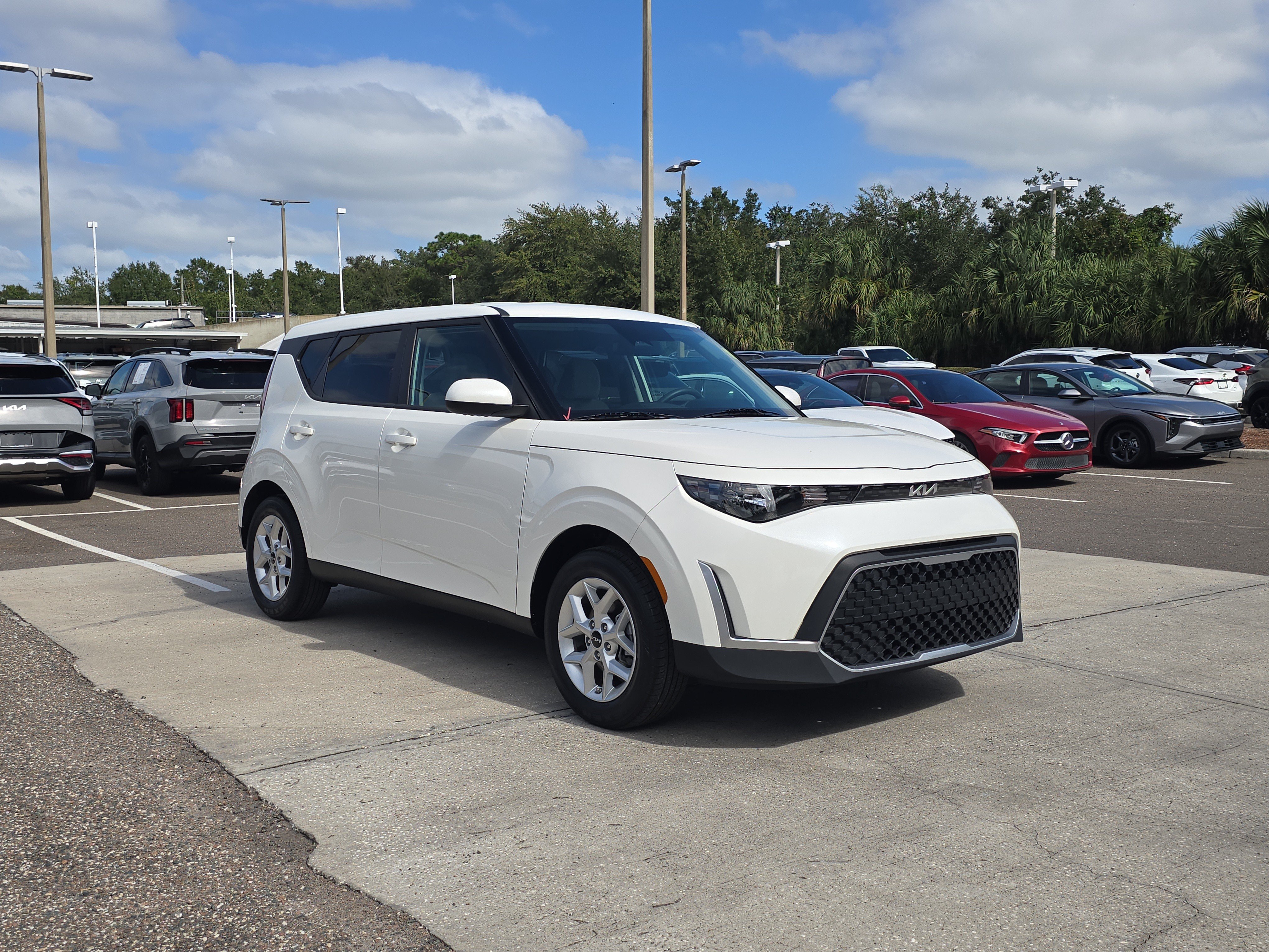 Certified 2025 Kia Soul LX w/ LX Technology Package FWD image 2