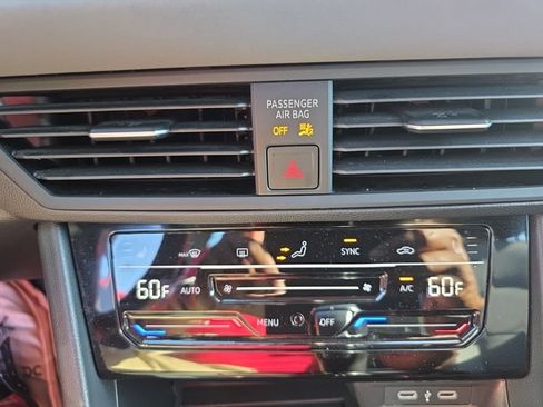 Used 2025 Volkswagen Jetta SE FWD image 19