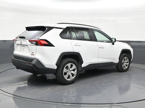 Used 2021 Toyota RAV4 LE FWD image 5