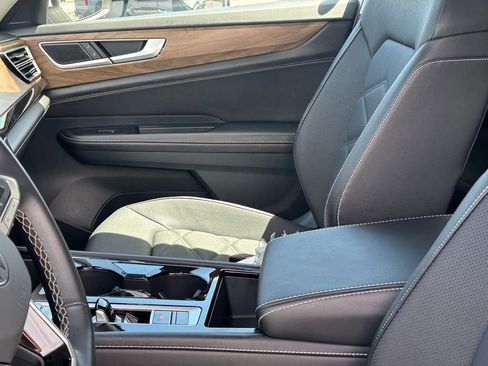 Used 2025 Volkswagen Atlas SE image 10