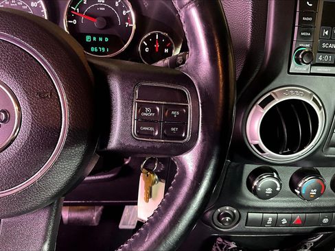 Used 2014 Jeep Wrangler Unlimited Sahara w/ Connectivity Group AWD/4WD image 13