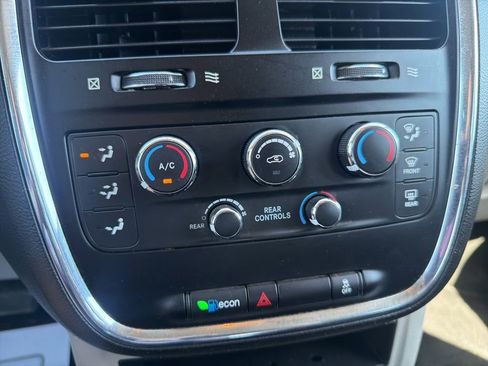 Used 2017 Dodge Grand Caravan SE FWD image 14