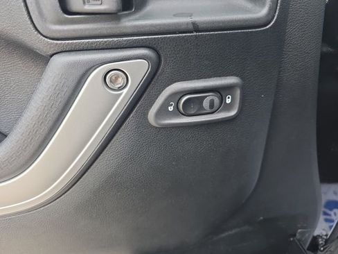 Used 2018 Jeep Wrangler Unlimited Sahara w/ Connectivity Group AWD/4WD image 20