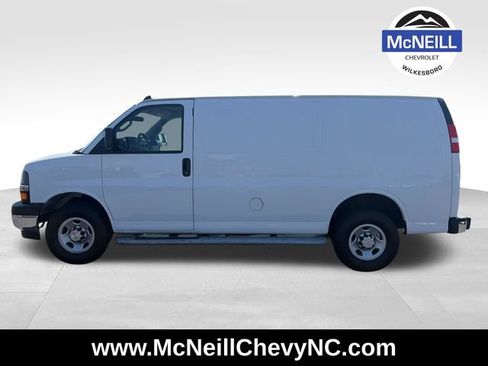 Used 2024 Chevrolet Express 2500 w/ Driver Convenience Package RWD image 5