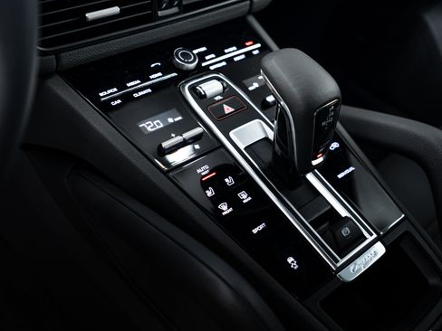 Certified 2023 Porsche Cayenne Platinum Edition image 17