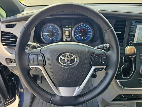 Used 2018 Toyota Sienna XLE w/ XLE Navigation Package FWD image 20