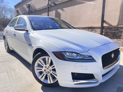 Used 2017 Jaguar XF Premium image 3