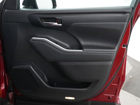 Used 2021 Toyota Highlander XLE image 12